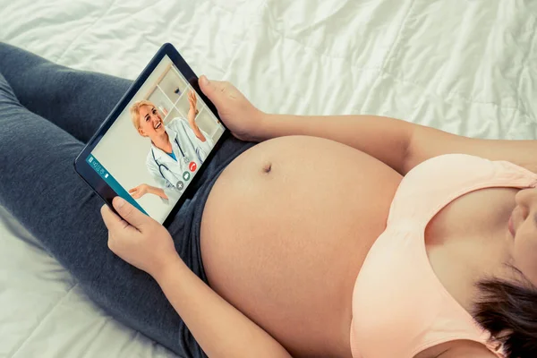 Arzt telemedizinischen Service Online-Video mit schwangerer Frau für die pränatale Versorgung — Stockfoto