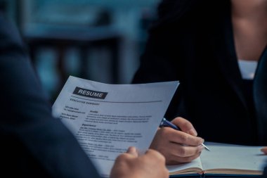 İnsan Kaynakları Müdürü CV özgeçmişini okudu