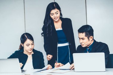 Grup toplantısındaki iş adamları ofiste çalışıyor..