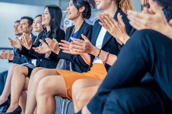 Empresarios y empresarias celebrando el éxito. — Foto de Stock