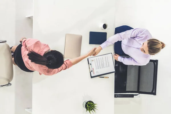 Duas jovens empresárias se reúnem para entrevista. — Fotografia de Stock