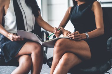 İki iş kadını ofiste iş konuşuyorlar.