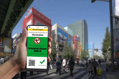 Gezgin COVID 19 aşı durumunu göstermek için aşı pasaport sertifikasına sahip.