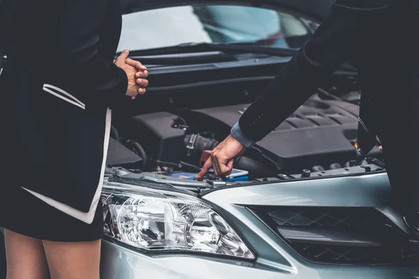 Uomo aiuto donna risolvere il problema auto. — Foto Stock