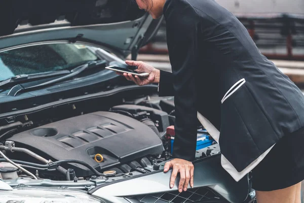 Donna il cui guasto auto chiamare per il servizio di riparazione. — Foto Stock