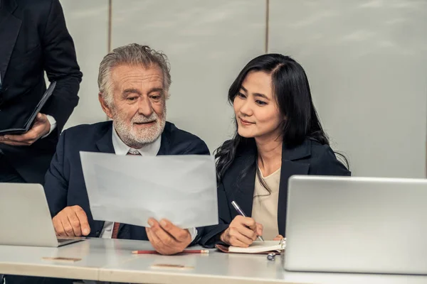 Gente de negocios, gerente y empleado en la reunión. —  Fotos de Stock