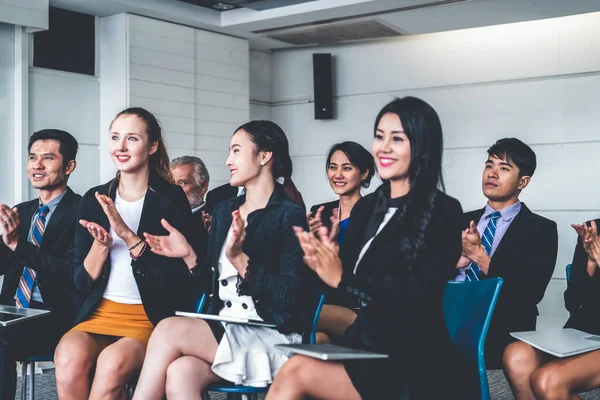 Empresarios y empresarias celebrando el éxito. — Foto de Stock