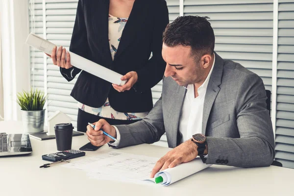 Chefin und Unternehmerin im Amt. — Stockfoto