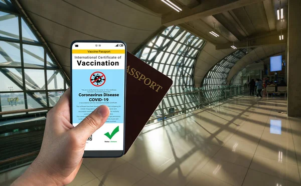 Traveler holds vaccine passport certificate to show COVID 19 vaccination status — Stock Photo, Image