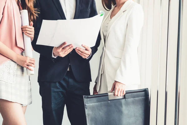 Homme d'affaires et femmes d'affaires travaillant dans le bureau. — Photo