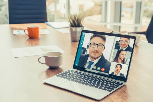 Réunion des gens d'affaires par vidéoconférence sur un lieu de travail virtuel ou un bureau distant — Photo