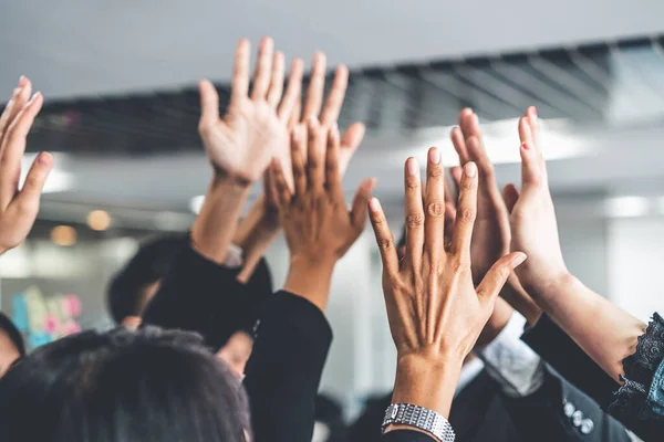 Muchos empresarios felices levantan las manos juntos. — Foto de Stock