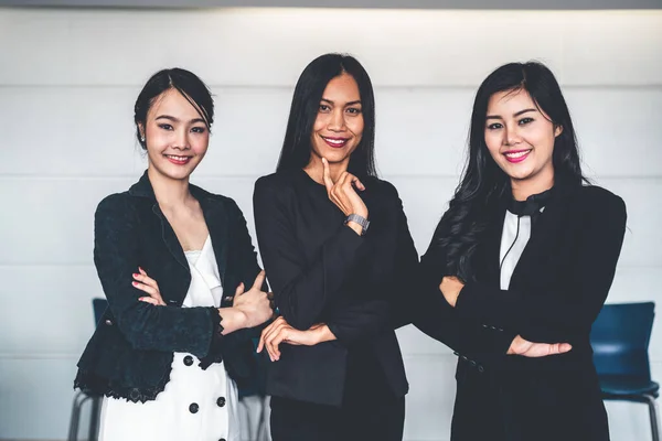 Giovani imprenditrici asiatiche in piedi in ufficio. — Foto Stock
