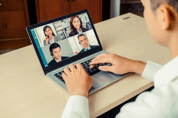 Réunion des gens d'affaires par vidéoconférence sur un lieu de travail virtuel ou un bureau distant — Photo