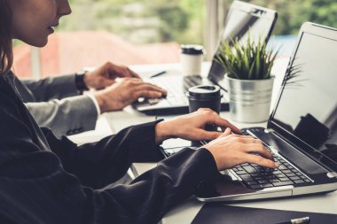 İşadamı ve işkadını ofiste çalışıyor..