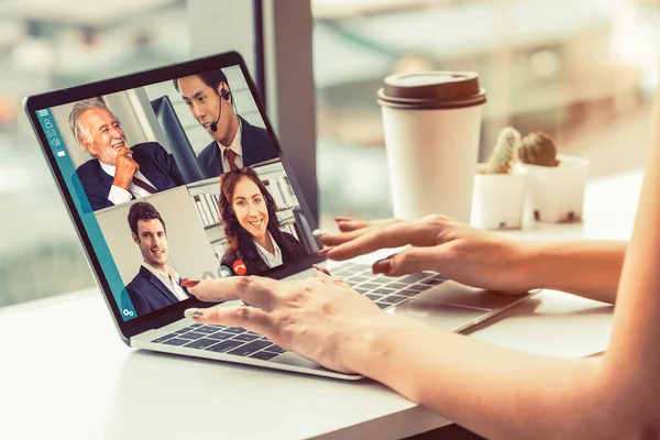 Réunion des gens d'affaires par vidéoconférence sur un lieu de travail virtuel ou un bureau distant — Photo