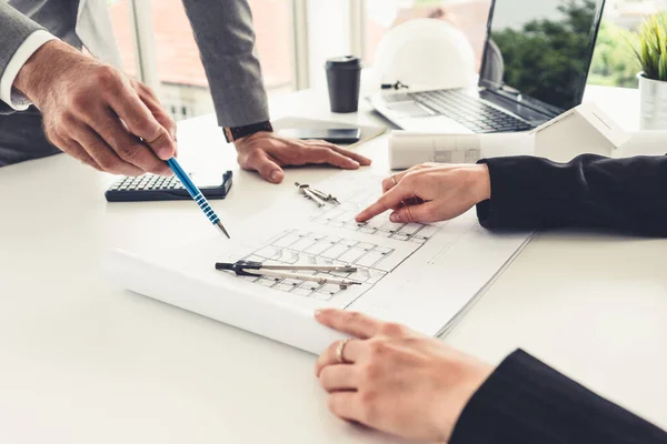 Arquitecto e ingeniero trabajando con dibujo. — Foto de Stock