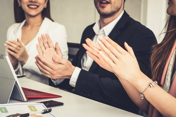 Empresarios y empresarias que trabajan en el cargo. — Foto de Stock