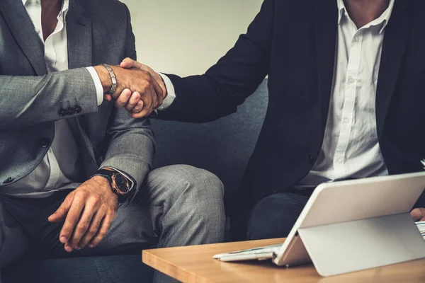 Uomini d'affari handshake affare in ufficio. — Foto Stock