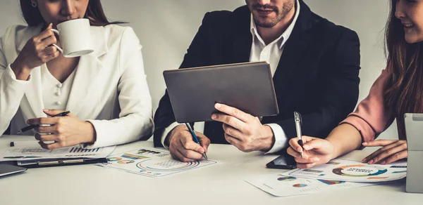 Empresário e empresárias que trabalham no escritório. — Fotografia de Stock