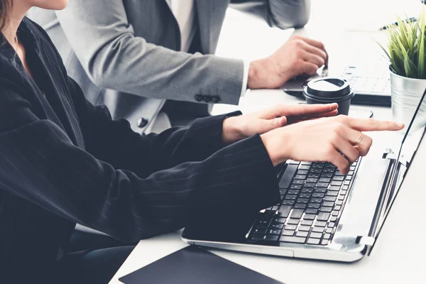 Empresário e empresária que trabalha no escritório. — Fotografia de Stock