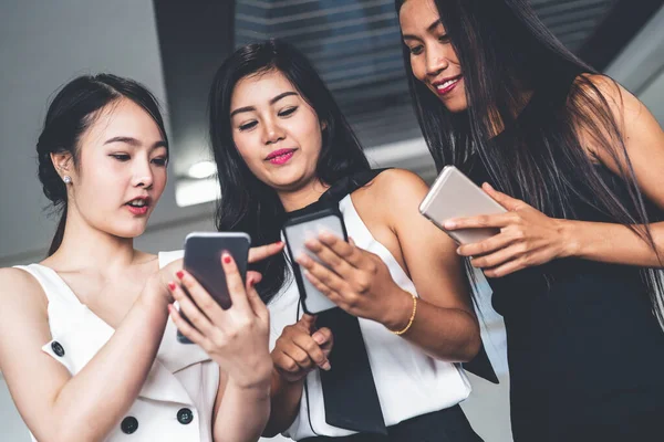 Tres mujeres amigos chatear con el dispositivo de teléfono móvil. —  Fotos de Stock