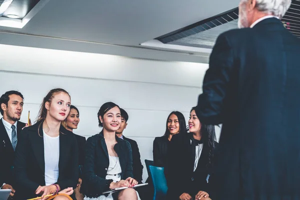 El líder principal habla a la audiencia de la gente. — Foto de Stock