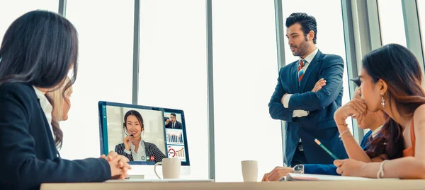 Grupo de videollamadas: reunión de empresarios en un lugar de trabajo virtual u oficina remota — Foto de Stock