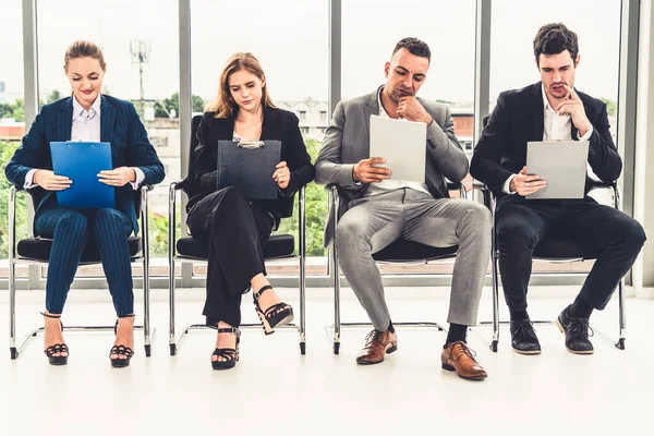 Geschäftsfrauen und Geschäftsleute warten auf Vorstellungsgespräch. — Stockfoto