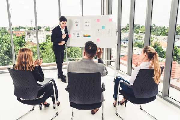 Empresarias y empresarios en reunión de grupo. — Foto de Stock