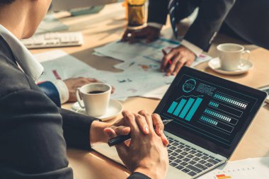 Yaratıcı bilgisayar yazılımı ile teknolojiyi analiz eden iş görsel verileri