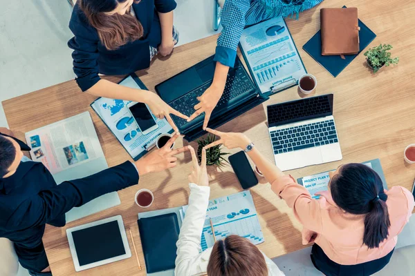 Teamwork affärsmän gå hand i hand i möte. — Stockfoto