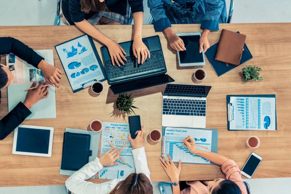 Gente de negocios en reunión de grupo en la oficina. — Foto de Stock