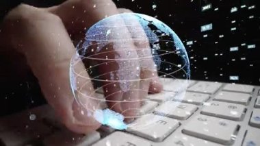 Matematik kodlama modernizasyonunun grafiğiyle çalışan adam