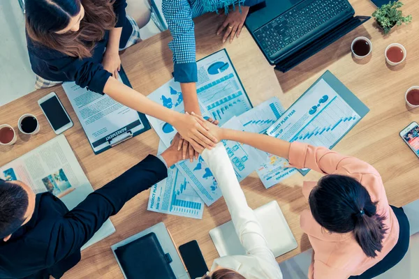 Trabajo en equipo gente de negocios se unen en la reunión. — Foto de Stock