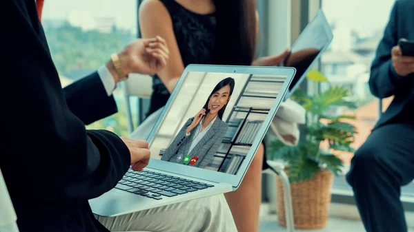 Grupo de chamadas de vídeo reunião de empresários em local de trabalho virtual ou escritório remoto — Fotografia de Stock