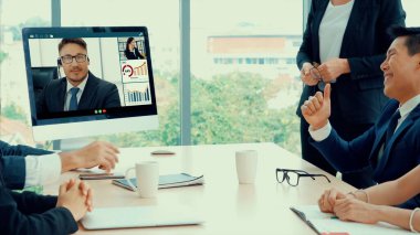 Sanal işyerinde ya da ücra bir ofiste grup iş adamları buluşması