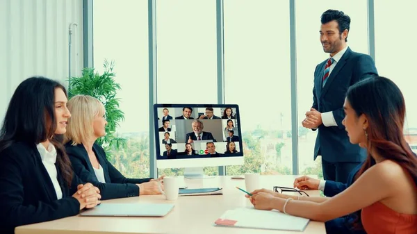 Videosamtal grupp affärsmän möte på virtuell arbetsplats eller fjärrkontor — Stockfoto