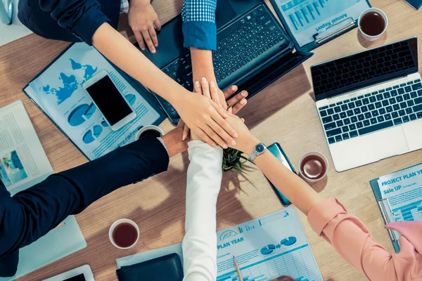 Teamwork-Geschäftsleute schließen sich bei Treffen zusammen. — Stockfoto