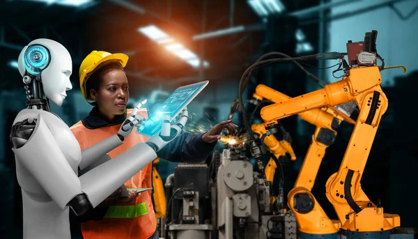 Mechanisierter Industrieroboter und menschlicher Arbeiter arbeiten in zukünftiger Fabrik zusammen — Stockfoto
