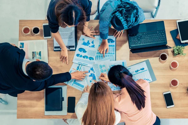 Geschäftsleute in Gruppengesprächen im Office Room. — Stockfoto