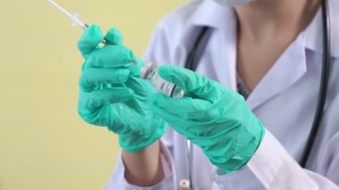 Yetenekli doktor aşıyı enjeksiyondan önce yeterince hazırlayın.