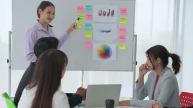 Yetenekli iş kadını takım liderinin iş projesi sunumu