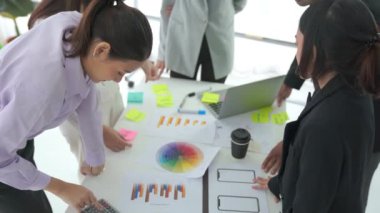 İş adamları iş projesini toplantı masasında yeterince tartıştılar