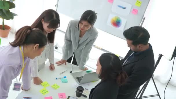 Empresarios discuten hábilmente el proyecto de trabajo en la mesa de reuniones — Vídeos de Stock