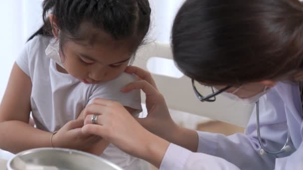 Školní dívka navštěvuje šikovného lékaře v nemocnici na očkování — Stock video