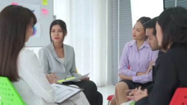İş adamları daire içinde otururken iş projesini ustaca tartışıyor