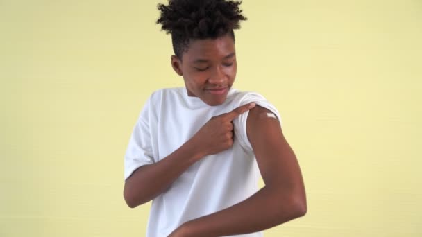 Adolescentul afro-american care prezintă pansament de vaccin COVID-19 — Videoclip de stoc