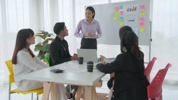 Presentación del proyecto empresarial a cargo de una experta empresaria líder de equipo — Vídeos de Stock