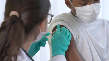 Genç adam, aşı için yetenekli doktoru hastanede ziyaret ediyor.